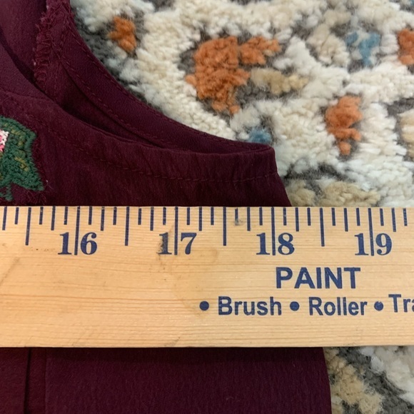 American Eagle Burgundy Floral Trim Sleeveless Blouse Women's Size M EUC Pleated - Picture 7 of 7